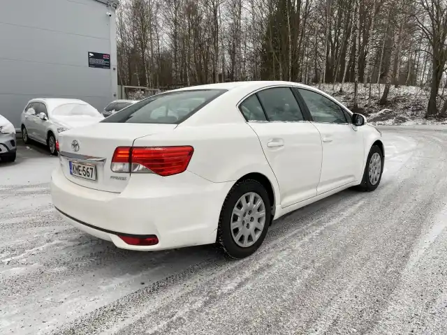 Valkoinen Sedan, Toyota Avensis – KME-567