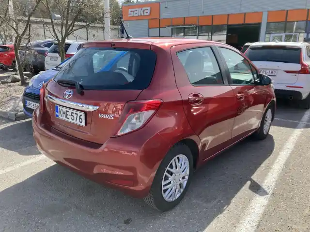 Punainen Viistoperä, Toyota Yaris – KME-576