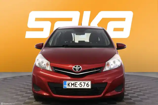 Punainen Viistoperä, Toyota Yaris – KME-576