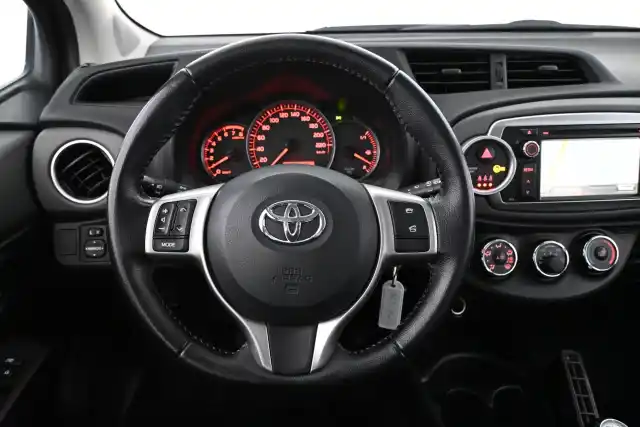 Punainen Viistoperä, Toyota Yaris – KME-576