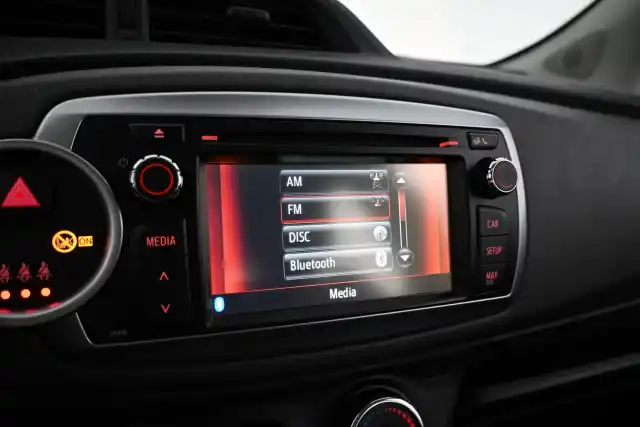 Punainen Viistoperä, Toyota Yaris – KME-576