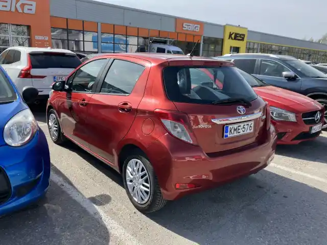 Punainen Viistoperä, Toyota Yaris – KME-576