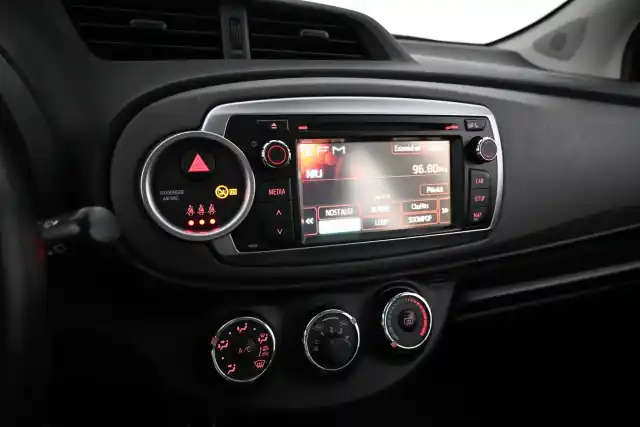 Punainen Viistoperä, Toyota Yaris – KME-576