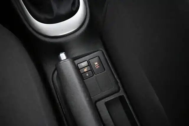 Punainen Viistoperä, Toyota Yaris – KME-576