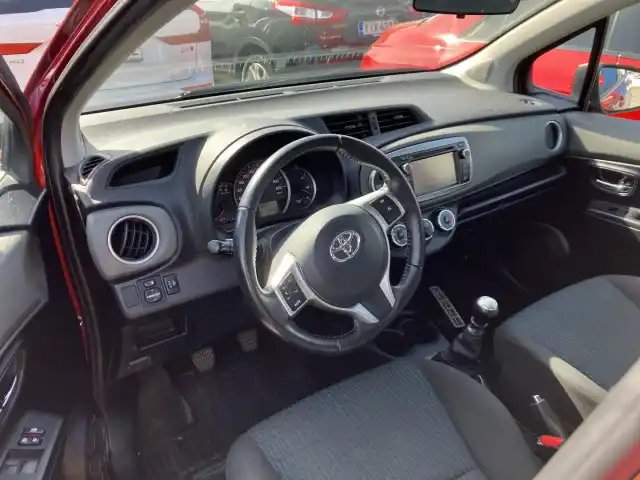 Punainen Viistoperä, Toyota Yaris – KME-576