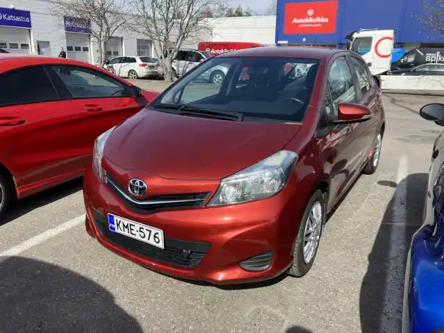 Punainen Viistoperä, Toyota Yaris – KME-576