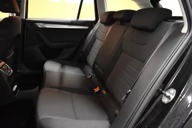 Musta Farmari, Skoda Octavia – KMK-453