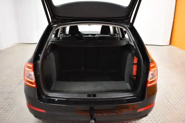 Musta Farmari, Skoda Octavia – KMK-453
