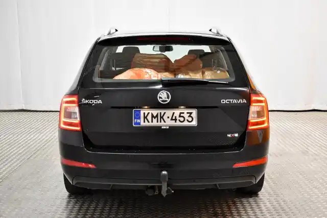Musta Farmari, Skoda Octavia – KMK-453