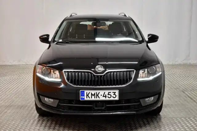 Musta Farmari, Skoda Octavia – KMK-453