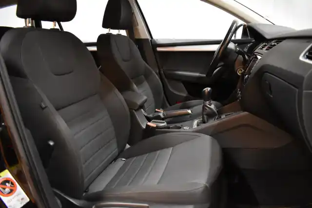 Musta Farmari, Skoda Octavia – KMK-453
