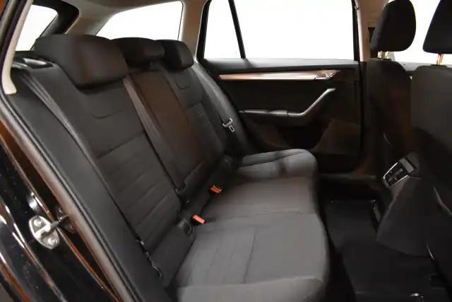 Musta Farmari, Skoda Octavia – KMK-453