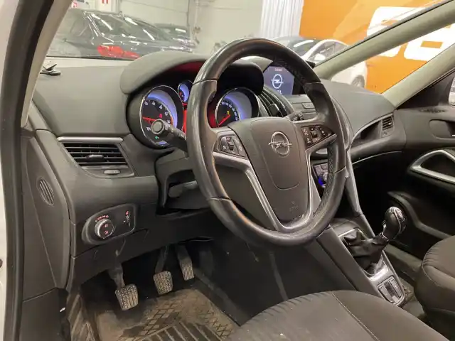 Valkoinen Tila-auto, Opel Zafira Tourer – KML-973