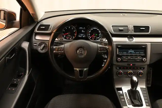 Ruskea Sedan, Volkswagen Passat – KMN-255