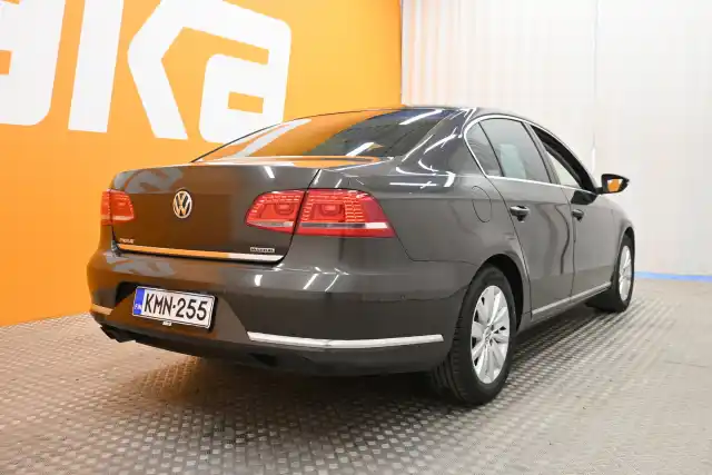 Ruskea Sedan, Volkswagen Passat – KMN-255