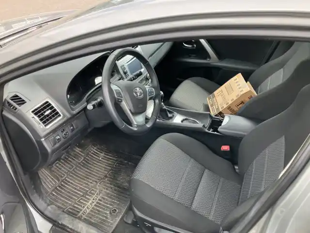 Harmaa Sedan, Toyota Avensis – KMP-960