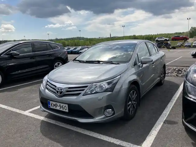 Harmaa Sedan, Toyota Avensis – KMP-960