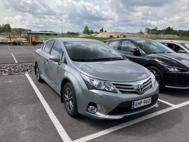 Harmaa Sedan, Toyota Avensis – KMP-960