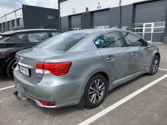 Harmaa Sedan, Toyota Avensis – KMP-960