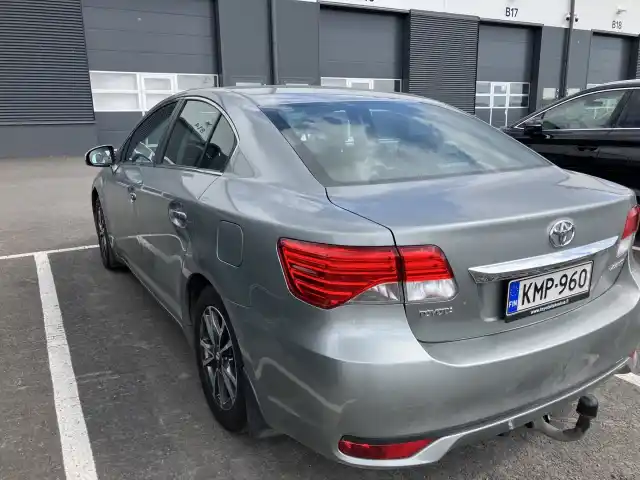 Harmaa Sedan, Toyota Avensis – KMP-960