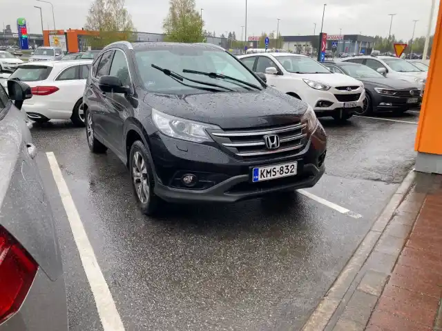 Musta Maastoauto, Honda CR-V – KMS-832