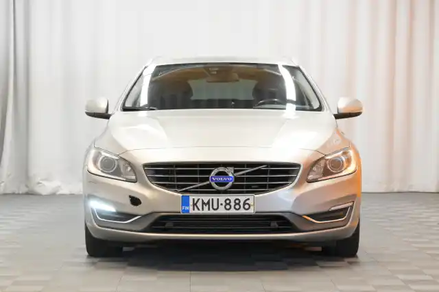 Beige Farmari, Volvo V60 – KMU-886