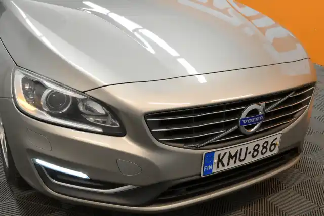 Beige Farmari, Volvo V60 – KMU-886