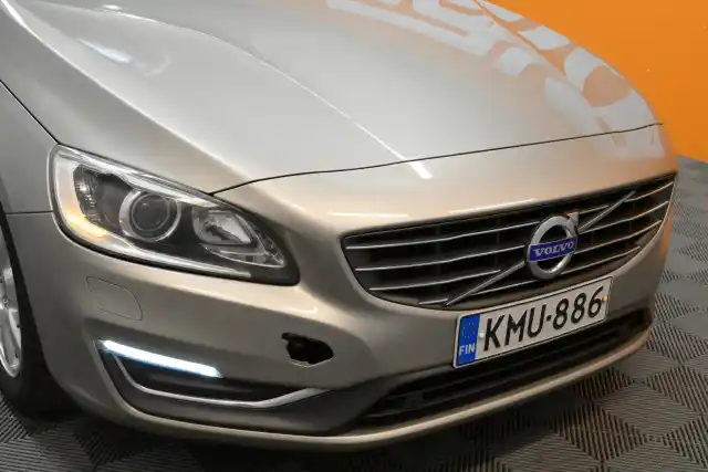 Beige Farmari, Volvo V60 – KMU-886