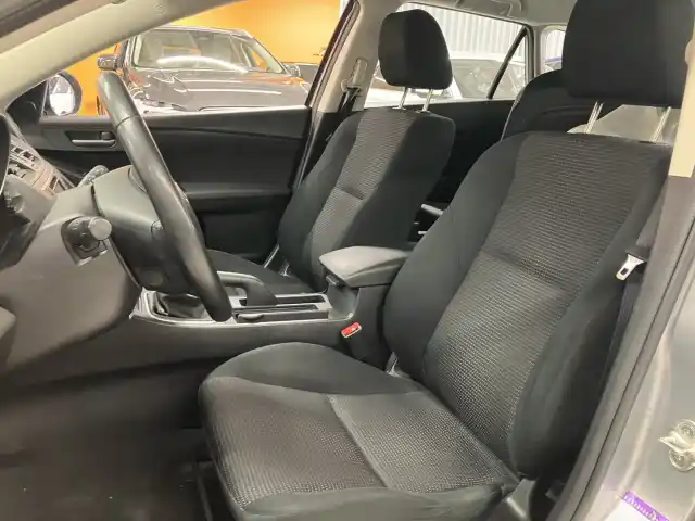 Harmaa Viistoperä, Mazda 3 – KMV-141