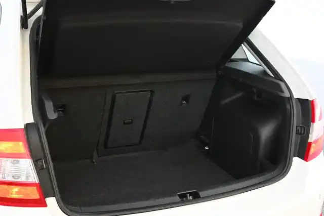 Valkoinen Viistoperä, Skoda Rapid – KMV-359