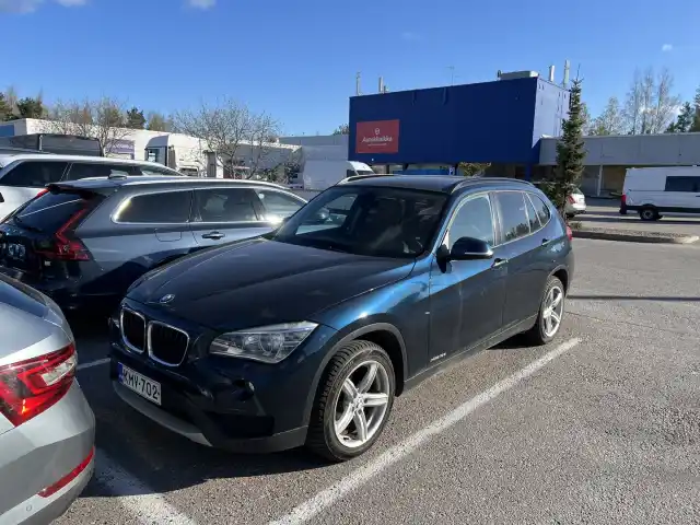 Sininen Maastoauto, BMW X1 – KMV-702