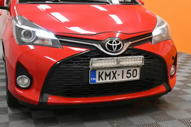 Punainen Viistoperä, Toyota Yaris – KMX-150