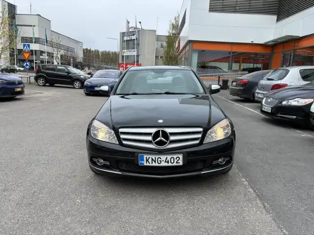 Musta Sedan, Mercedes-Benz C – KNG-402