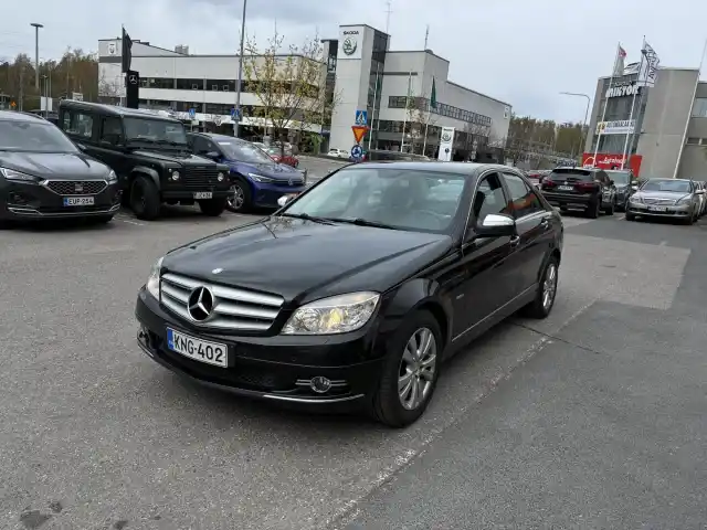 Musta Sedan, Mercedes-Benz C – KNG-402