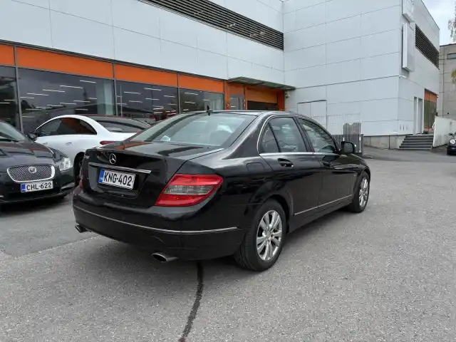 Musta Sedan, Mercedes-Benz C – KNG-402