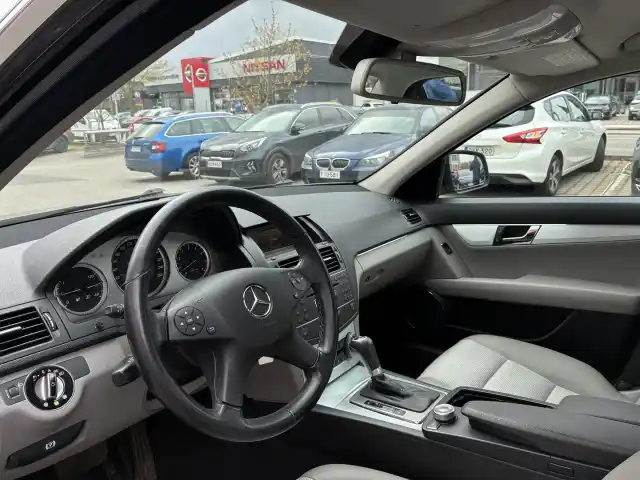 Musta Sedan, Mercedes-Benz C – KNG-402