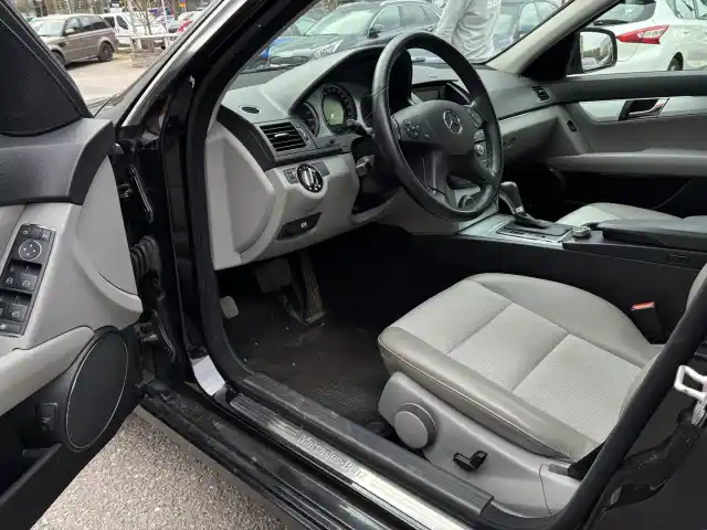 Musta Sedan, Mercedes-Benz C – KNG-402