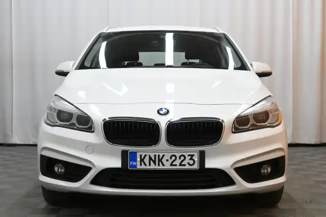 Valkoinen Tila-auto, BMW 225 – KNK-223