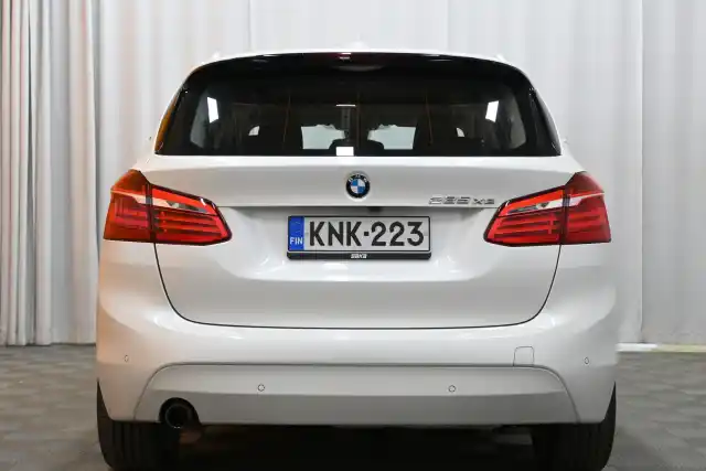 Valkoinen Tila-auto, BMW 225 – KNK-223