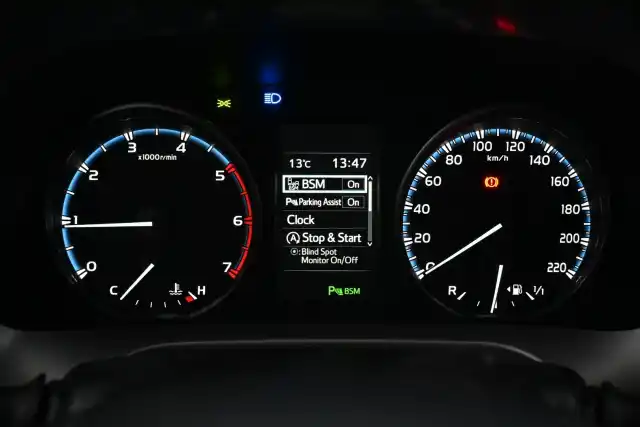 Harmaa Maastoauto, Toyota RAV4 – KNL-939