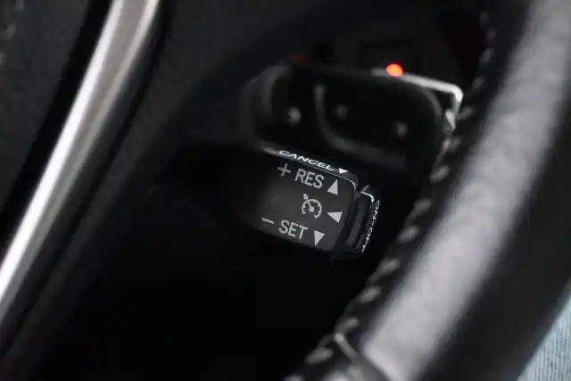 Harmaa Maastoauto, Toyota RAV4 – KNL-939