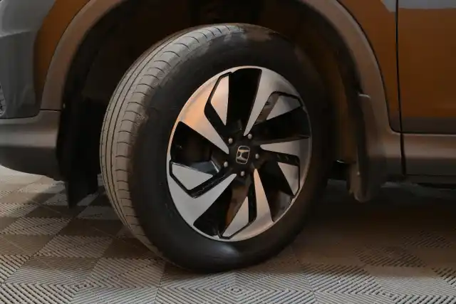 Ruskea Maastoauto, Honda CR-V – KNM-400
