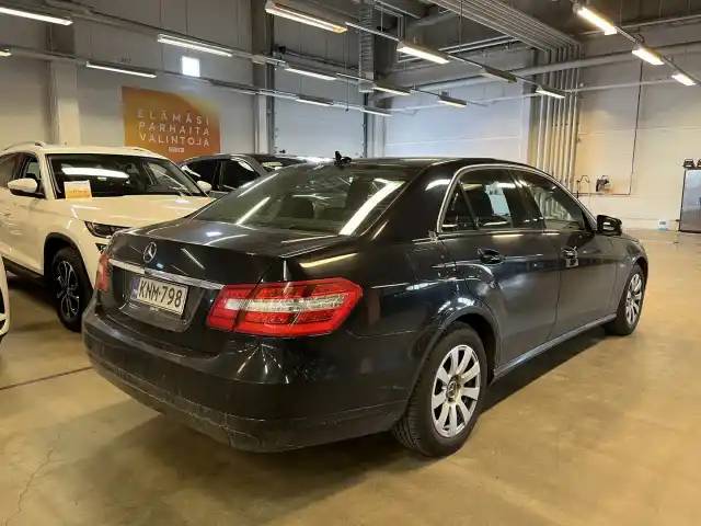 Musta Sedan, Mercedes-Benz E – KNM-798
