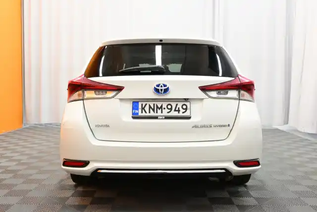 Valkoinen Farmari, Toyota Auris – KNM-949