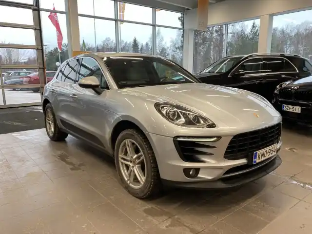 Harmaa Maastoauto, Porsche Macan – KNO-954