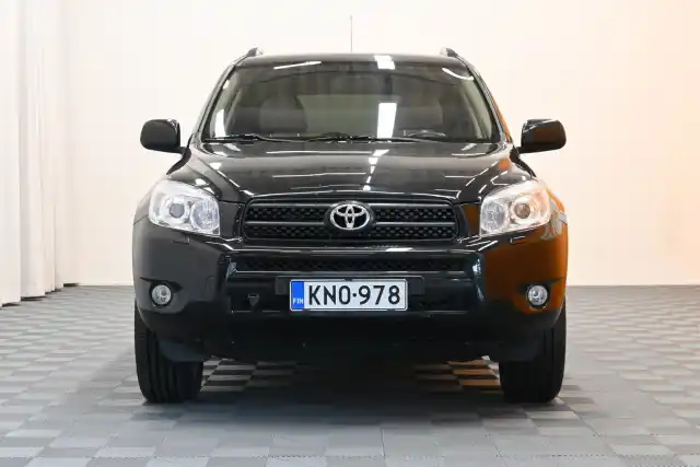 Musta Maastoauto, Toyota RAV4 – KNO-978