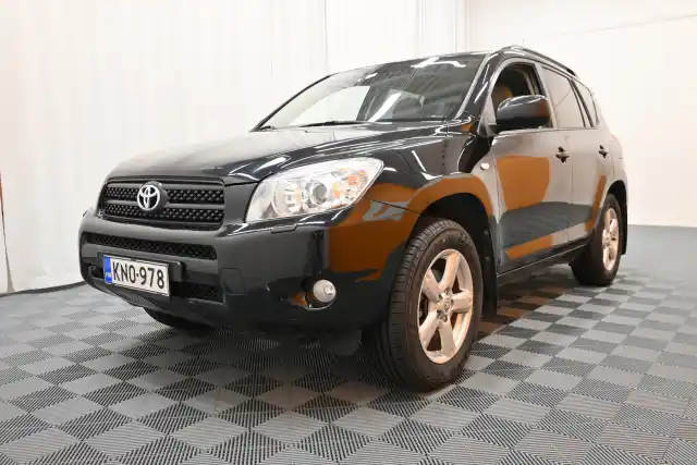 Musta Maastoauto, Toyota RAV4 – KNO-978