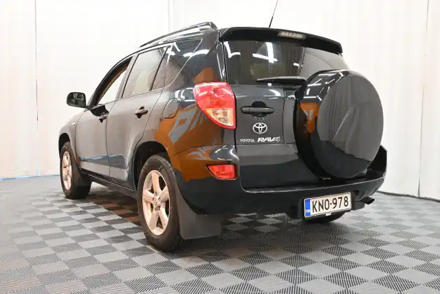 Musta Maastoauto, Toyota RAV4 – KNO-978