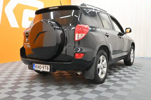 Musta Maastoauto, Toyota RAV4 – KNO-978