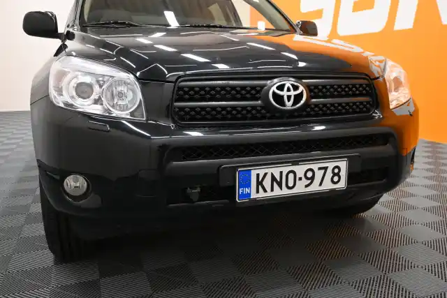 Musta Maastoauto, Toyota RAV4 – KNO-978